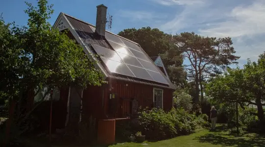 Hus på Kullahalvön med solceller på taket