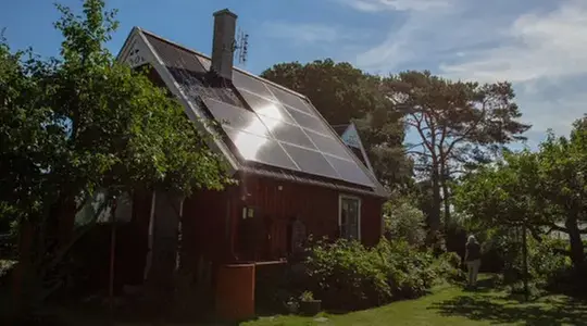 Hus på Kullahalvön med solceller på taket